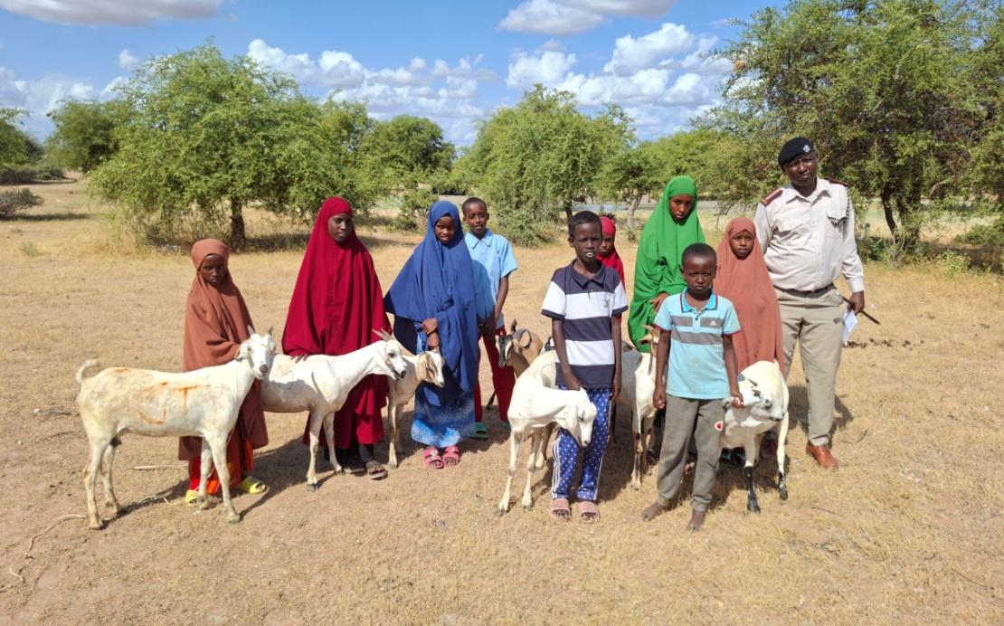 염소 선물받은 아이들 단체사진